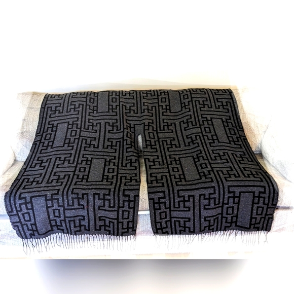Reversible Poncho Shawl Cardigan Blanket Scarf Geometric Black Grey NWOT - Picture 2 of 7